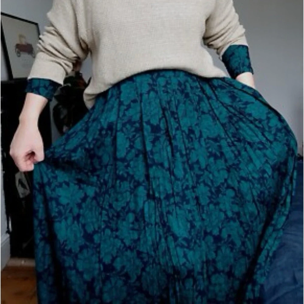 Laura Ashley / vintage pleated midi skirt / Size L / Made in Great Britain